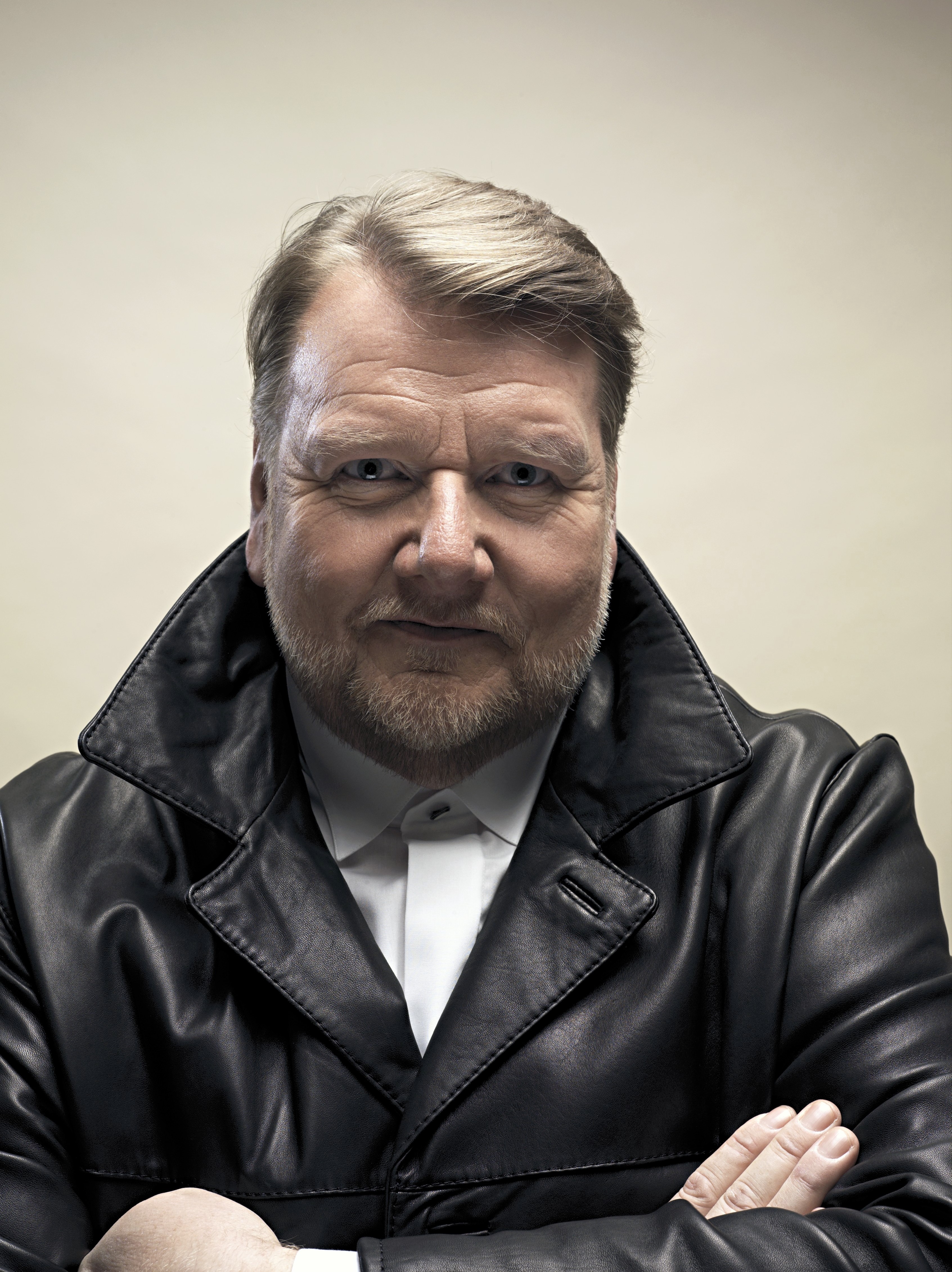 Ben Heppner in a black leather jacket