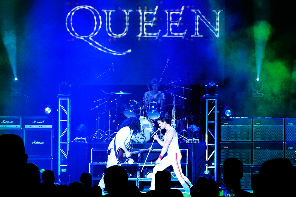 Queen: It's a Kinda Magic singer and guitar player in middle of stage