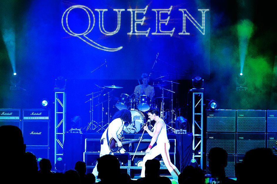 Queen: It's a Kinda Magic singer and guitar player in middle of stage
