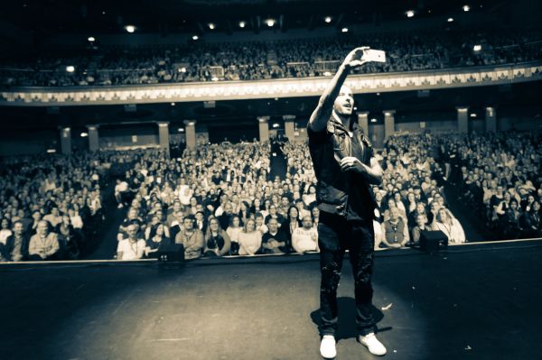 Darcy Oake taking a selfie with the audience