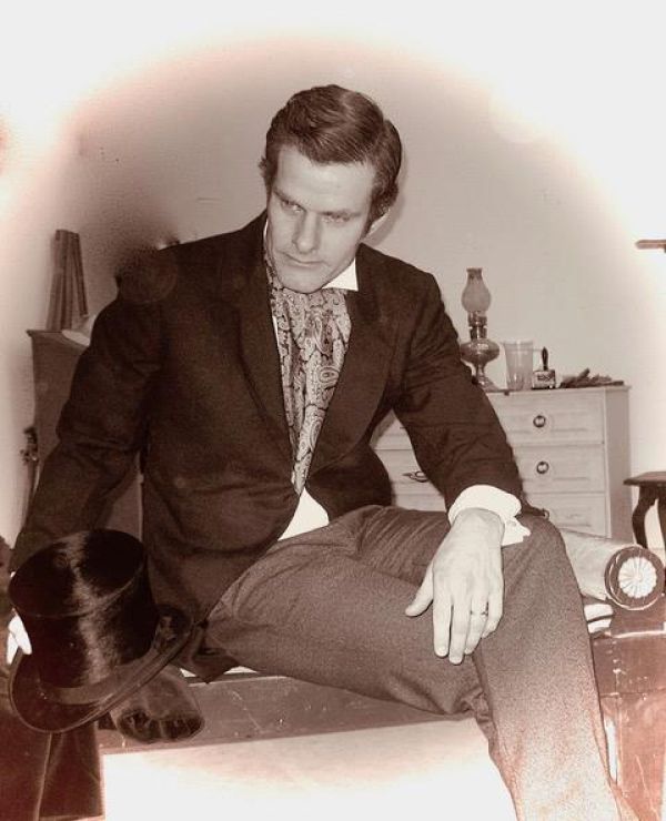 Donald Mitchell as Sir Robert Chiltern Donald Mitchell as Sir Robert Chiltern