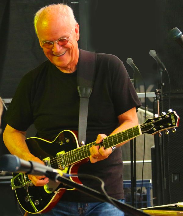 Ian Thomas...Not Gone Yet! Ian Thomas on stage with his black guitar