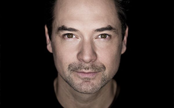 close up of Michael Kaeshammer's face